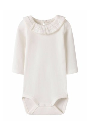 Białe prążkowane body niemowlęce z długim rękawem, falbanianym kołnierzykiem i zatrzaskami na dole.