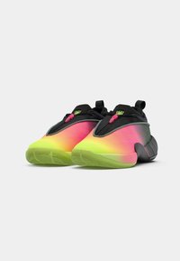Zapatos deportivos en negro, rosa y verde neón con un diseño de degradado suave. Presentan un estilo sin cordones y una suela de goma con ranuras de tracción.
