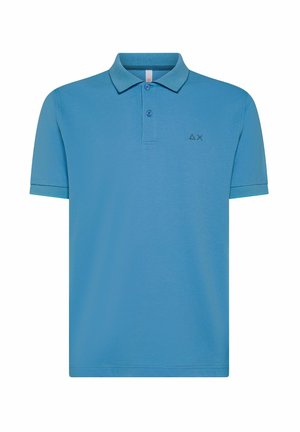 Polo blu con maniche corte, realizzato in cotone. Presenta un colletto, una pattina con due bottoni e un piccolo logo sul lato sinistro del petto.