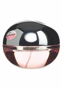 DKNY "Be Delicious" parfym i en rund glasflaska, med en reflekterande svart kork och ljusrosa vätska, samt en cirkulär logotypklistermärke.