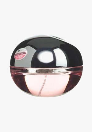 DKNY "Be Delicious" -hajuvesi pyöreässä lasipullossa, jossa on heijastava musta korkki ja vaaleanpunaista nestettä, sekä pyöreä logotarra.