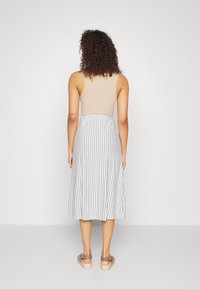 ONLY Tall ONLJOLLA SKIRT - Saia evasé - night sky/cloud dancer