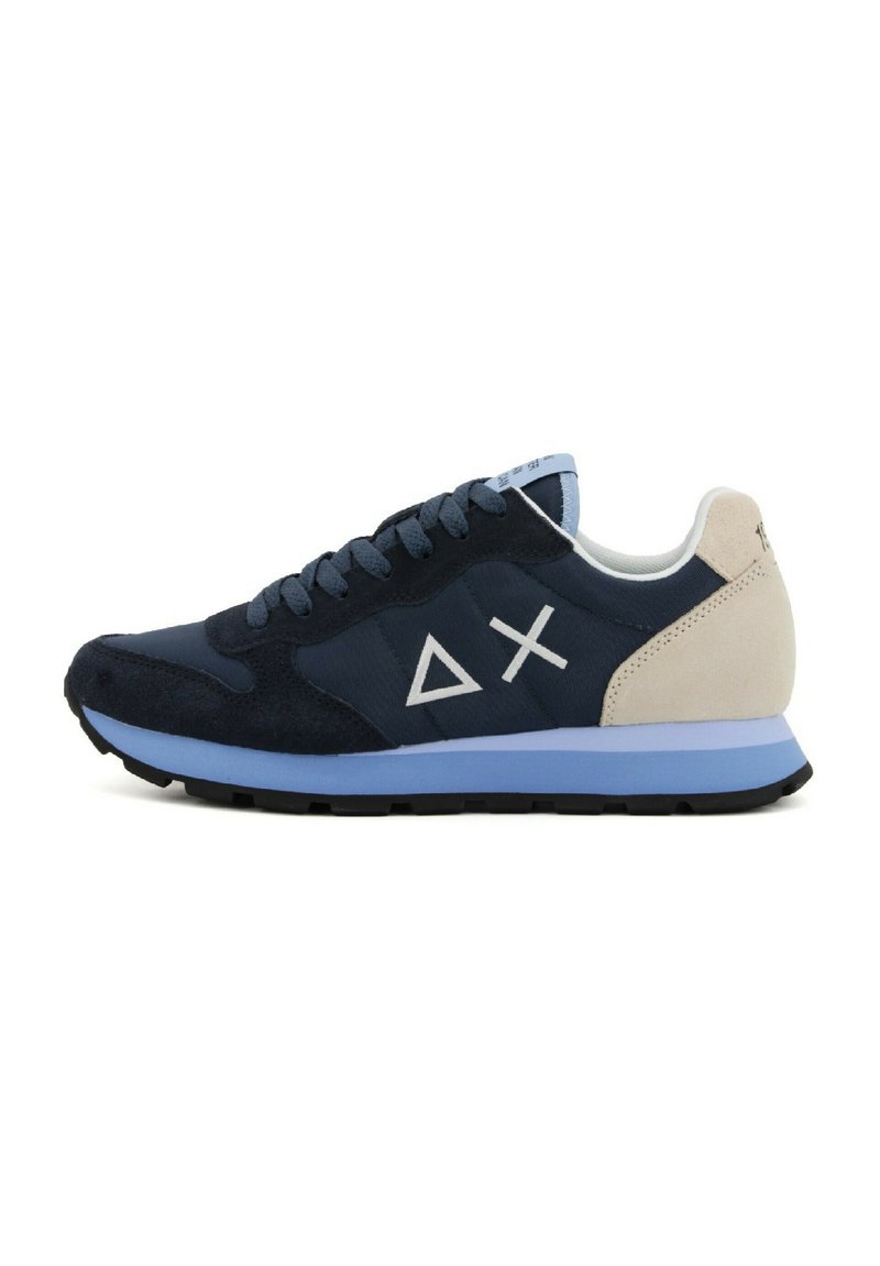 Sneaker in suede e tessuto blu navy con intersuola azzurro chiaro. Presenta un logo geometrico, suola in gomma nera e accenti beige sul tallone.