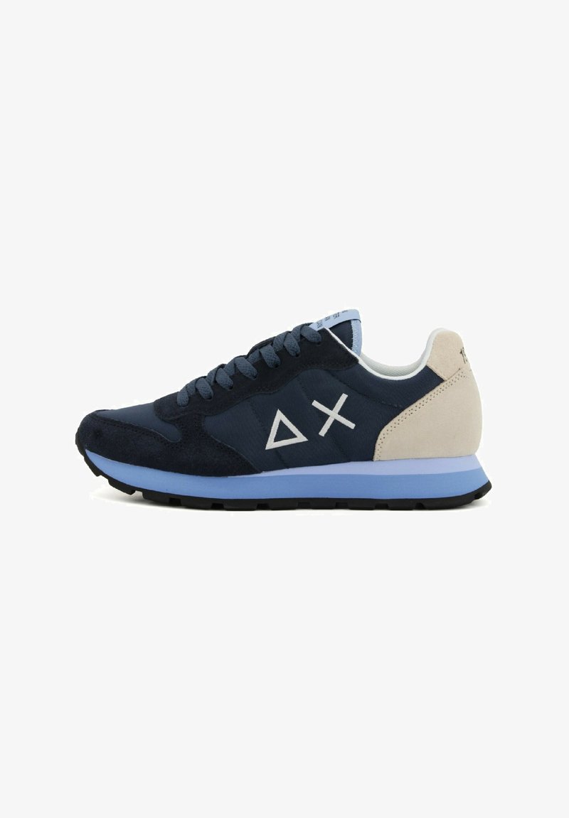 Sneaker in suede e tessuto blu navy con intersuola azzurro chiaro. Presenta un logo geometrico, suola in gomma nera e accenti beige sul tallone.