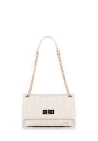 Bolso de mano de imitación de piel blanca con una correa de cadena dorada, textura suave y diseño acolchado. Cuenta con un cuerpo rectangular y un cierre de acento negro.