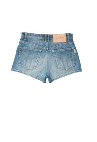 Shorts in denim azzurro chiaro con orlo leggermente sfilacciato, dotati di due tasche posteriori e di una etichetta sul passante della cintura.