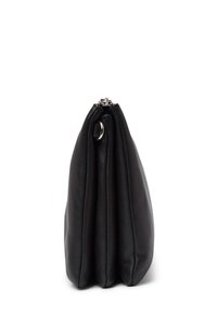 Svart läderclutch med en mjuk textur, som har en plisserad design och en metallblixtlås i toppen för säker stängning.