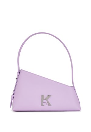 Paarse synthetische leren handtas met een hoekig ontwerp, een enkele schouderband en een zilveren "K" logo-accent aan de voorkant.