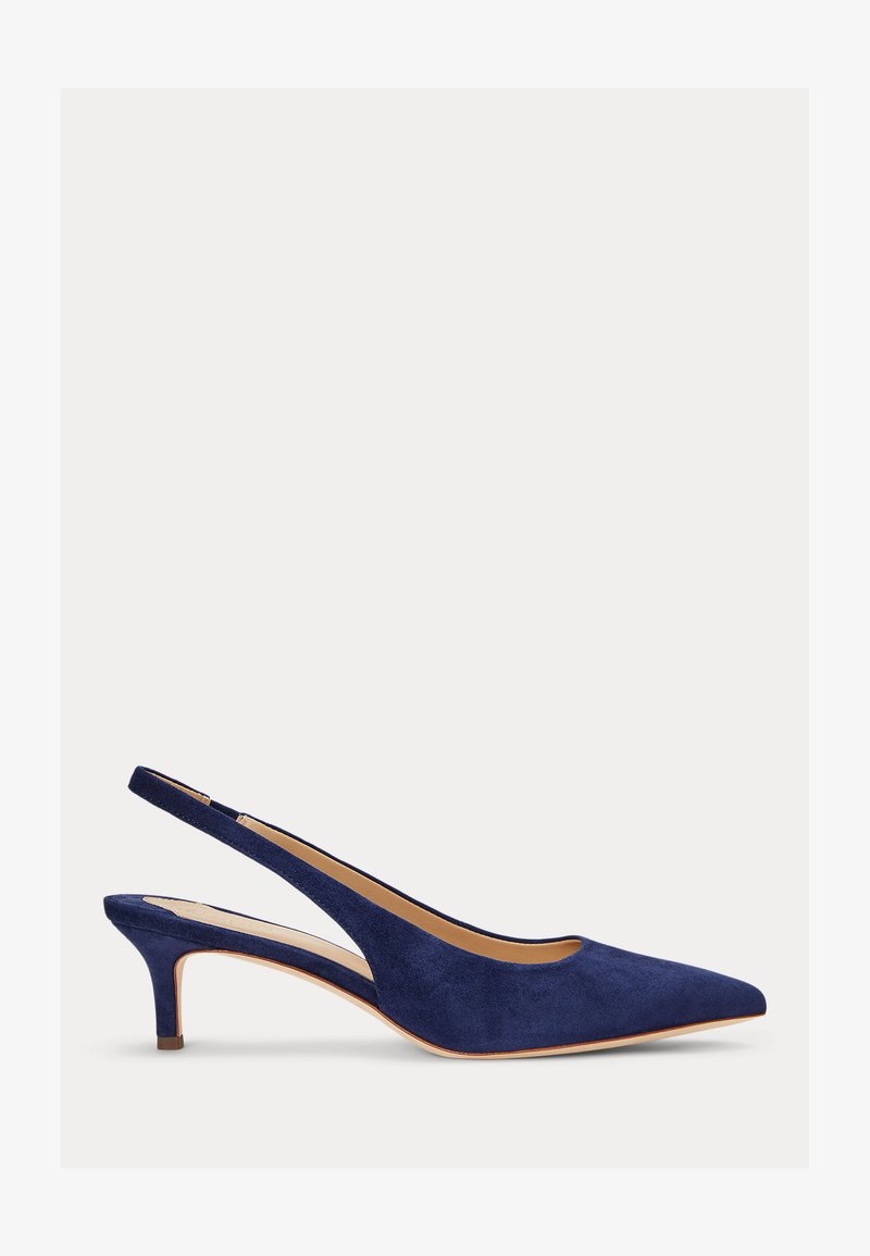 Marineblauwe suède slingback pump met spitse neus en lage kittenheel op een witte achtergrond.