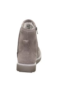 Grijze suède enkel boots met faux fur voering, een zijrits en glinsterende accenten op de hak. Vlakke rubberen zool voor stabiliteit.