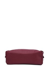 Borsa a mano in pelle bordeaux con finitura texturizzata, forma rettangolare e chiusura con zip. Base piatta per stabilità e dettagli laterali.