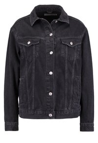 Svart denimjacka med långa ärmar, knäppning framtill, två bröstfickor med knappar och sidofickor.