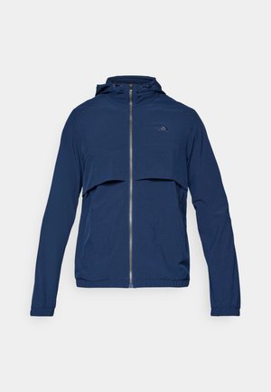 Mörkblå zip-up jacka med huva, med en halvdragkedje-design, elastiska ärmslut och en diskret logotyp på bröstet. Lättviktsmaterial.