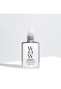 Doorzichtige rechthoekige sprayfles met etiket WOW Dream Coat Supernatural Spray, 50 ml, op een witte achtergrond met zachte schaduw.