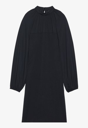 Vestido preto com um decote alto, mangas longas plissadas e um corte solto. Apresenta um fecho de botão nas costas e um tecido suave e texturizado.