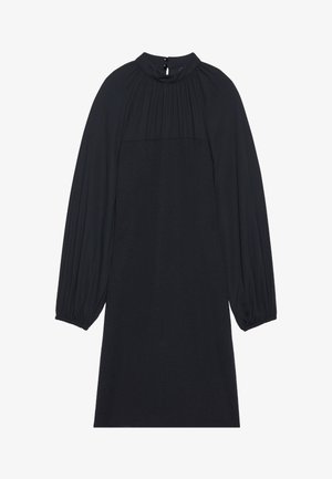 Čierne šaty s vysokým výstrihom, dlhými plisovanými rukávmi a voľným strihom. Obsahujú zapínanie na gombík na chrbte a hladký textúrovaný materiál.