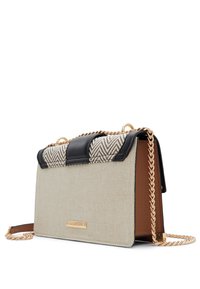 Beżowa torebka z tkaniny z górną częścią w kratę psiego zęba oraz czarnymi skórzanymi akcentami. Posiada złote okucia i łańcuchowy pasek.