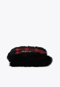 Sort faux fur pude i firkantet form med et rød- og sortternet design og dekorativ broderi foran.