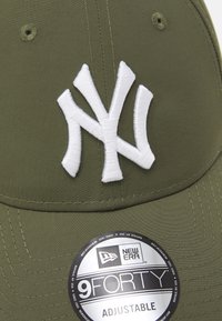 New Era 9FORTY® UNISEX - Gorra - khaki/white