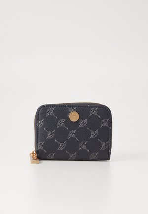 Marine blue zip-around portemonnee van gestructureerd leer met een herhalend geometrisch patroon en een gouden hardware-embleem aan de voorkant.