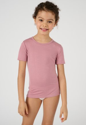Korte mouw T-shirt van zacht roze stof, met een ronde halslijn en naadloze boorden, gedragen over witte slips.