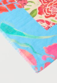 Πολύχρωμο μεταξωτό μαντήλι με λουλουδένια σχέδια σε ροζ και πράσινους τόνους πάνω σε μπεζ φόντο με μπλε περίγραμμα και φουντωτές άκρες.