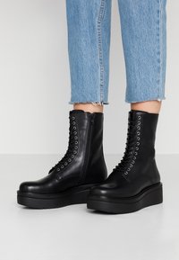Vagabond Botines con plataforma - black