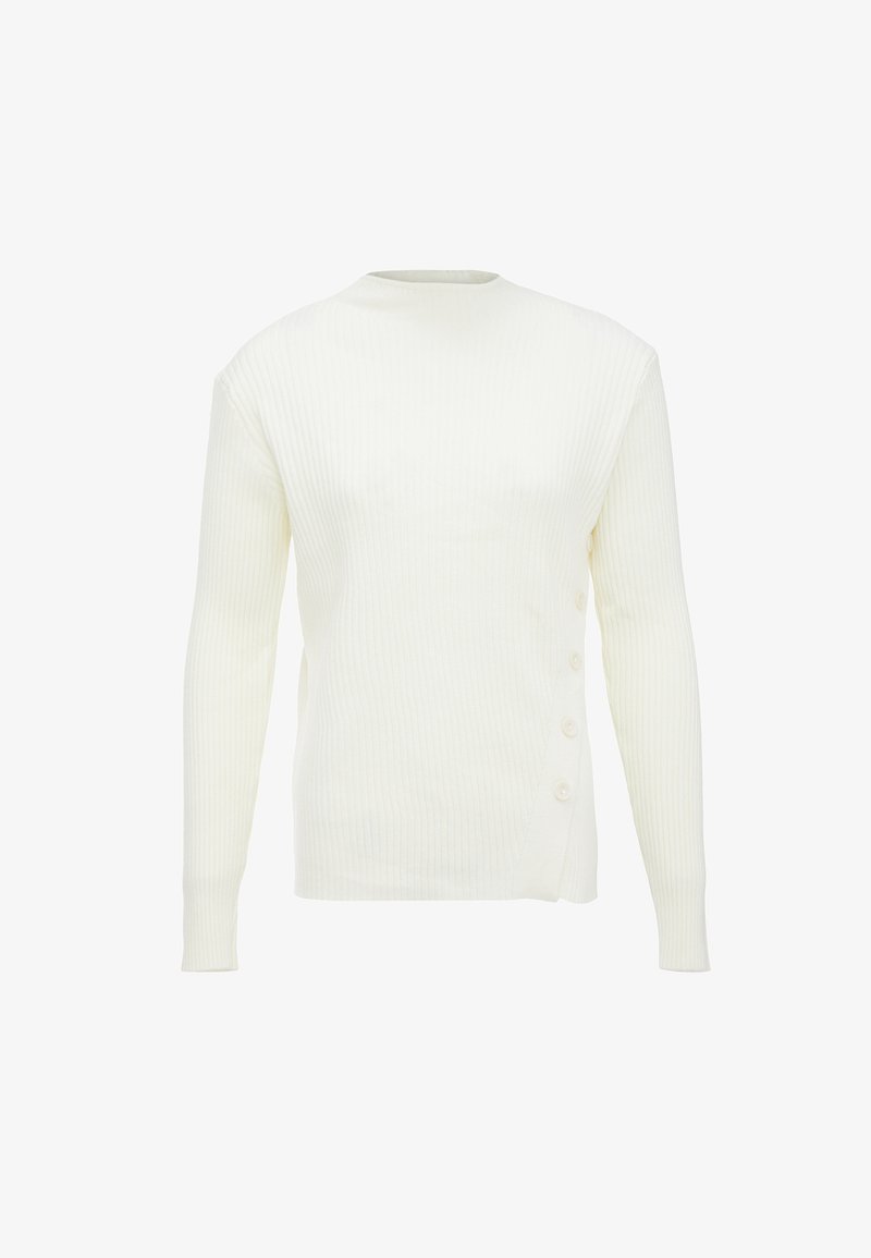 Fehér bordázott kötött pulóver hosszú ujjakkal, magas nyakkal és egy öt gombból álló gombolásos panelekkel a bal oldalon.