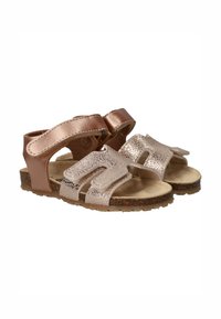 Kindersandalen in roségoud en metallic roze. Voorzien van verstelbare bandjes, open teen en een gestructureerde binnenzool. Platte rubberen zool.