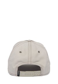 Gorra de béisbol marrón claro con visera curvada, hecha de tela de algodón. Presenta un cierre de snapback y detalles de costura sutiles.