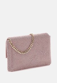 Roséguldfärgad clutchväska täckt med rhinestones, med ett guldfärgat kedjearmband, rektangulär form och slät yta. Dragkedjestängning upptill.