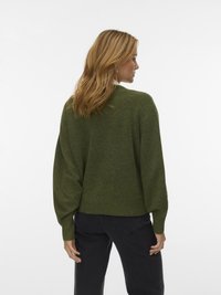 Green, knitted sweater with a relaxed fit, ribbed cuffs and hem, featuring a round neckline and dropped shoulder seams.