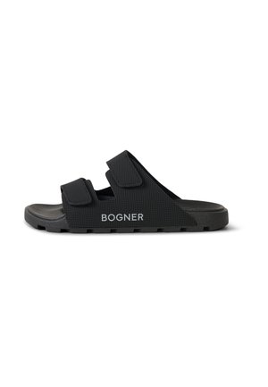 Zwarte slidesandalen met twee verstelbare banden en een gestructureerde zool, met het merk "BOGNER" aan de zijkant.