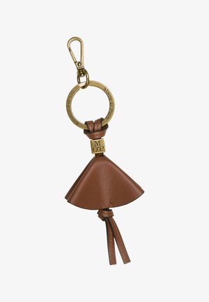 Porte-clés en cuir marron avec un pendentif triangulaire, fixé à un anneau en laiton gravé du nom de la marque et d'un détail de nœud décoratif.