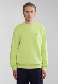Sudadera verde neón con cuello redondo, pu�ños acanalados y dobladillo. Presenta un pequeño emblema en el pecho. Material de algodón suave.