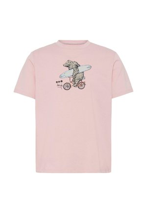 T-shirt rose clair avec une illustration d'un ours faisant du vélo portant une planche de surf, avec de petits palmiers en arrière-plan.