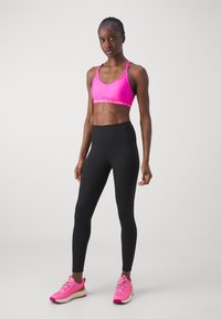 Under Armour CROSSBACK LOW - Lengvai krūtinę prilaikanti sportinė liemenėlė - rebel pink/white