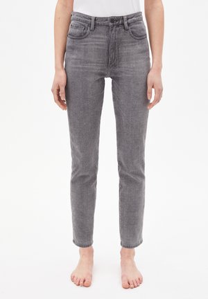 Grijze hoge taille jeans met een rechte pijp, voorzien van twee voorzakken, een knoopsluiting en een lichte vervaging door de stof.