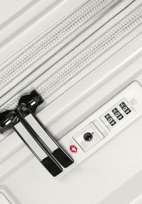 Weißer Hartschalenkoffer mit zwei schwarzen Reißverschlüssen, TSA-Schloss und Zahlenkombination. Strukturierten Oberfläche und glatter Verarbeitung für Langlebigkeit.