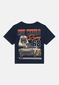 Tumesinine puuvillane T-särk kahe koomiksikujulise võidusõidumaa graafikaga, millel on tekst "HOT WHEELS Racing 68", millel on oranžid ja valged aktsendid.