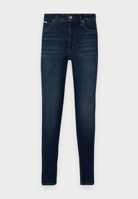 Jeans skinny de color azul oscuro, confeccionados en denim, con un diseño estándar de cinco bolsillos, cierre de botón y un ligero desgaste a lo largo de las piernas.