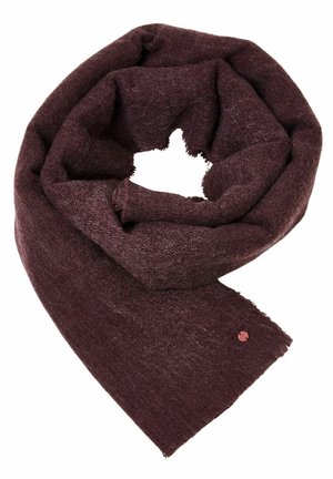 Dikke, zachte, donker bordeauxrode sjaal met een licht pluizige textuur, los opgerold met een klein rond label bij de rafelige rand.