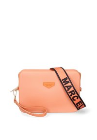Borsa a tracolla color pesca con forma rettangolare, dotata di un logo e una tracolla nera su cui è scritto "MARC E," progettata per un uso casual o formale.