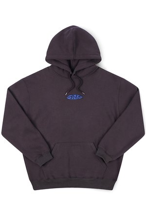 Μαύρο φούτερ με κουκούλα και τσέπη μπροστά, με μπλε οβάλ λογότυπο που φέρει το στυλιζαρισμένο κείμενο "FORNER" στο στήθος.