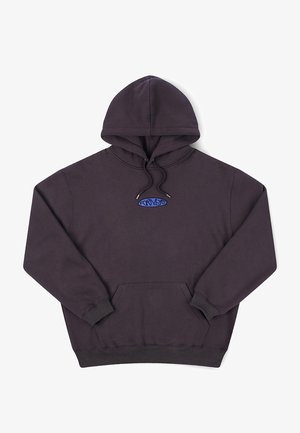 Μαύρο φούτερ με κουκούλα και τσέπη μπροστά, με μπλε οβάλ λογότυπο που φέρει το στυλιζαρισμένο κείμενο "FORNER" στο στήθος.