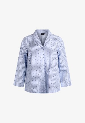Camisa de botones azul y blanca con rayas verticales y pequeños patrones de corazones. Presenta un cuello clásico y mangas tres cuartos.