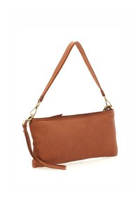 Clutch in pelle marrone con una texture liscia, dotata di un manico rimovibile e hardware in tonalità oro. Forma rettangolare con chiusura a zip.