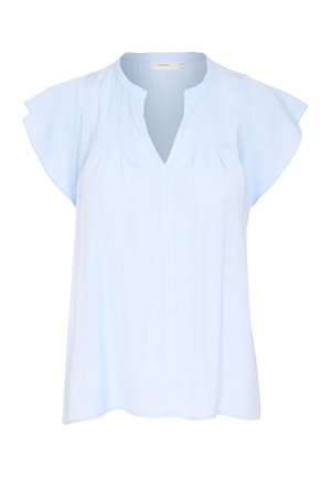 Světle modrá blůza s výstřihem do V, krátkými přiléhavými rukávy, jemnými záhyby na ramenou a uvolněným střihem, vyrobená z měkké látky.