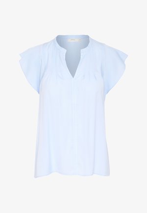Világoskék blúz V-kivágással, rövid hullámos ujjakkal, finom redőkkel a válltömöknél, és laza fazonnal, puha anyagból készült.
