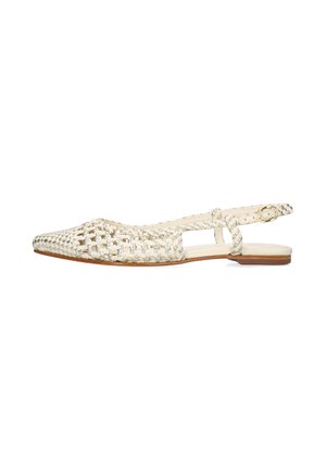 Chaussure slingback plate en cuir tissé blanc avec bout pointu, côtés ouverts et bride à boucle dorée sur semelle marron.